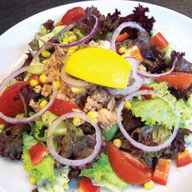 Salata sa dimljenim lososom