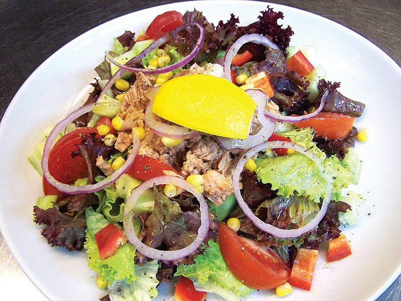 Salata sa dimljenim lososom dostava