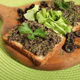 Bruschette con olive e capperi e salmone