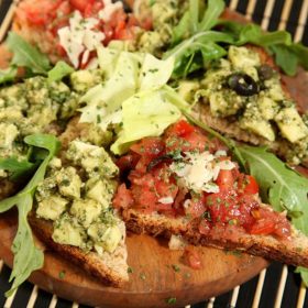 Bruschette al pomodoro con basilico e parmigiano