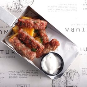 Ćevapi sa jogurtom