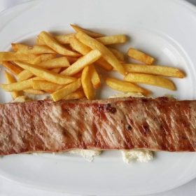 Bela vešalica na kajmaku