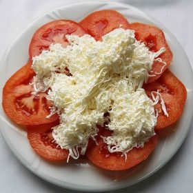 Paradajz sa sirom