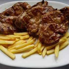 Svež svinjski vrat sa koskom