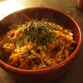 Pileći yaki udon