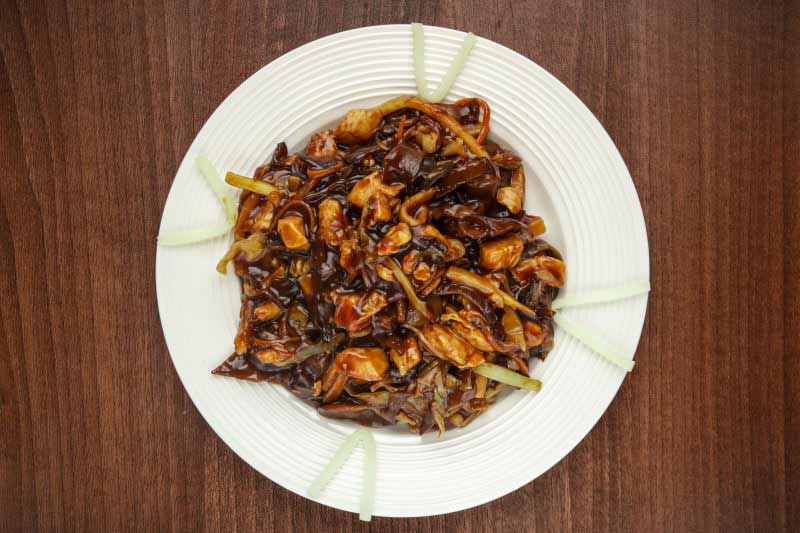Chicken with bamboo and Chinese mushrooms and vegetables delivery