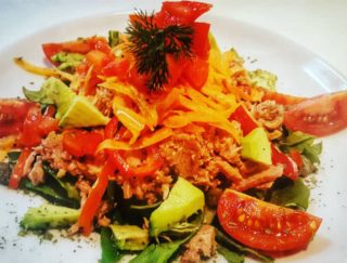 Spinach salad with tuna Garden food & bar delivery