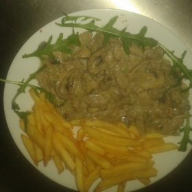 SVINJSKA PLEĆKA U SOSU OD PEČURAKA SA POMFRITOM