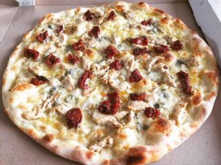 Piletina i sušeni paradajz pica Pizzeria 038 dostava