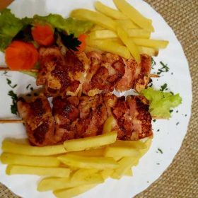 Pileći ražnjići u slanini 300 grama 420 rsd Pileći ražnjići u slanini 300 grama