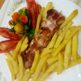 Pileći ražnjići u slanini 150 grama 220 rsd Pileći ražnjići u slanini 150 grama