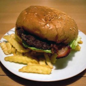 Čizburger sa slaninom 240 din. Čizburger sa slaninom
