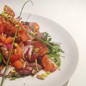 Inćuni i pistaći salata