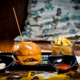 Cheese Burger 290 din. Cheese Burger
