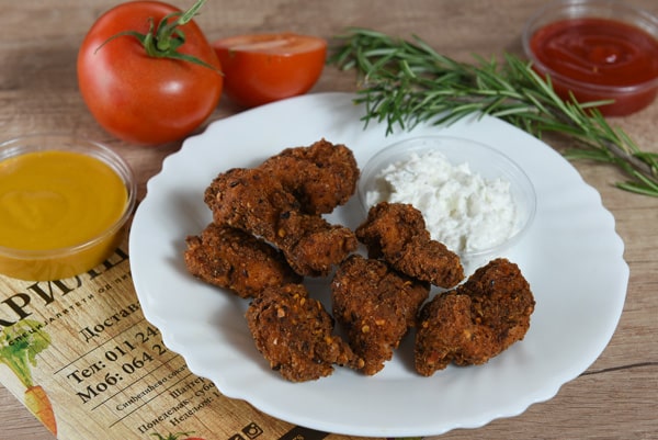 Spicy fried pieces of chicken breasts delivery