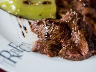 Biftek taljata sa grilovanim povrćem i uljem od tartufa Tribeca dostava