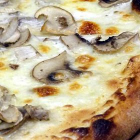 White mushroom pizza dostava