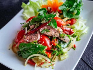 Nam Tok biftek salata dostava