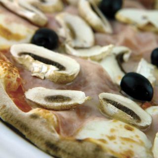 Pizza Capricciosa Pomodoro delivery