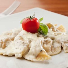 Ravioli koziji sir, pršuta, gorgonzola sos dostava