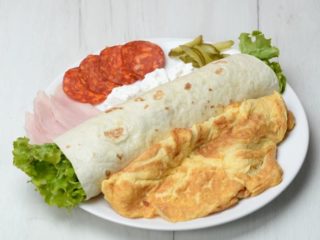 Jumbo omlet u tortilji Trpezarija salad bar dostava