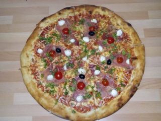 Prosciutto pizza Famoso Plus delivery