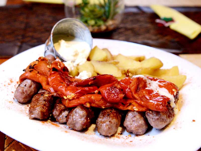 Ćevapi u paprici sa kajmakom dostava