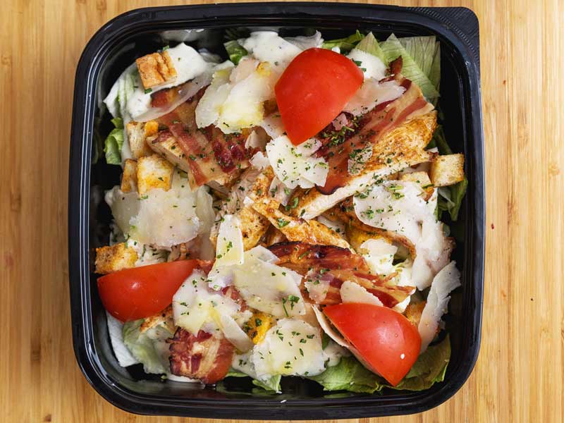 Cezar salata sa piletinom i listićima parmezana dostava