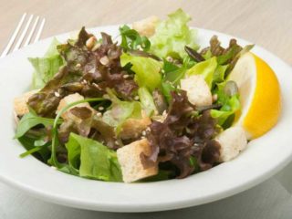 Tri vrste zelene salate sa krutonima i semenkama Restoran Veliki dostava
