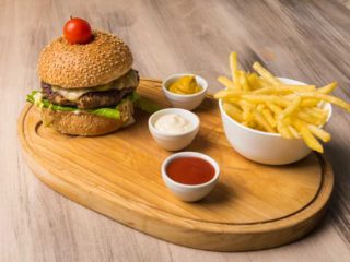 Diner style burger Baza Lounge Bar dostava