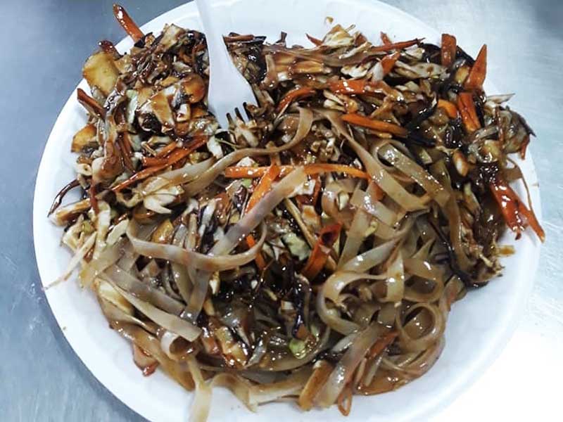 Fried noodles with vegetables in sauce delivery