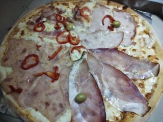 Pizza Quattro carni Amos picerija dostava