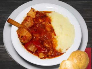 Leskovacka muckalica with mashed potato Salaš 011 Banovo Brdo delivery