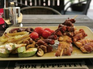 Mešani ražnjići sa grilovanim povrćem Gregor’s Pub dostava