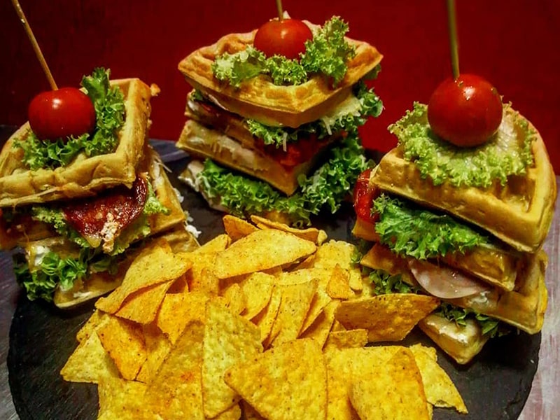Maxi club sandwich galette with tortilla chips delivery