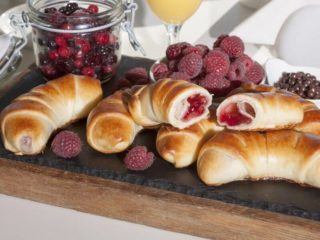 Buns with raspberry cream delivery