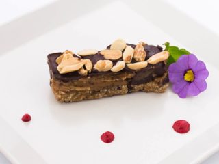 Raw snickers sa crnom čokoladom Fit Bar Nušićeva dostava