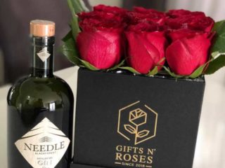 Ruže u kockastoj kutiji Gifts and Roses dostava