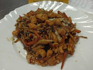 703. Piletina sa povrćem i indijskim orahom Dvostruka sreća kineski restoran dostava