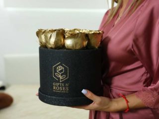 Premium box sa zlatnim ružama Gifts and Roses dostava