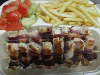Rolovani pileći ražnjići obrok dostava