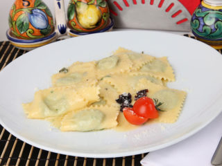 Ravioli stuffed with ricotta, spinach and parmesan Lorenzo i Kakalamba delivery