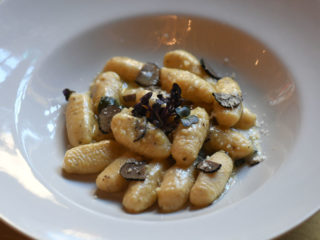 Gnocchi with prosciutto and mushrooms in white wine cream sauce Lorenzo i Kakalamba delivery