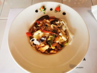 Chow mein piletina sa kikirikijem Pastel dostava
