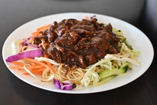 37. Spaghetti with veal and vegetables in oyster sauce Zrno Pirinča delivery