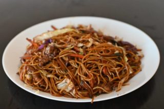 38. Fried spaghetti with veal, vegetables and eggs in soy sauce Zrno Pirinča delivery