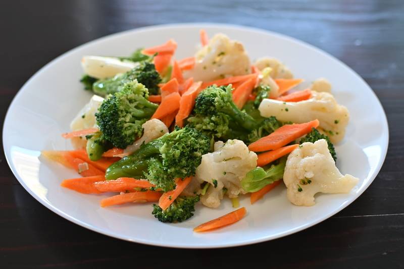 63. Karfiol, brokoli i šargarepa u belom sosu dostava