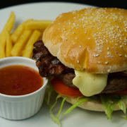 Juneći Camembert i Slaninica burger 570 din. Juneći Camembert i Slaninica burger