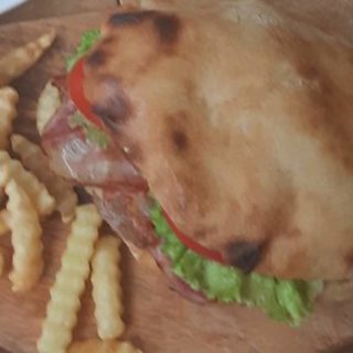 Sendvič 2 jaja, slanina i sezonska salata Bu fast food dostava