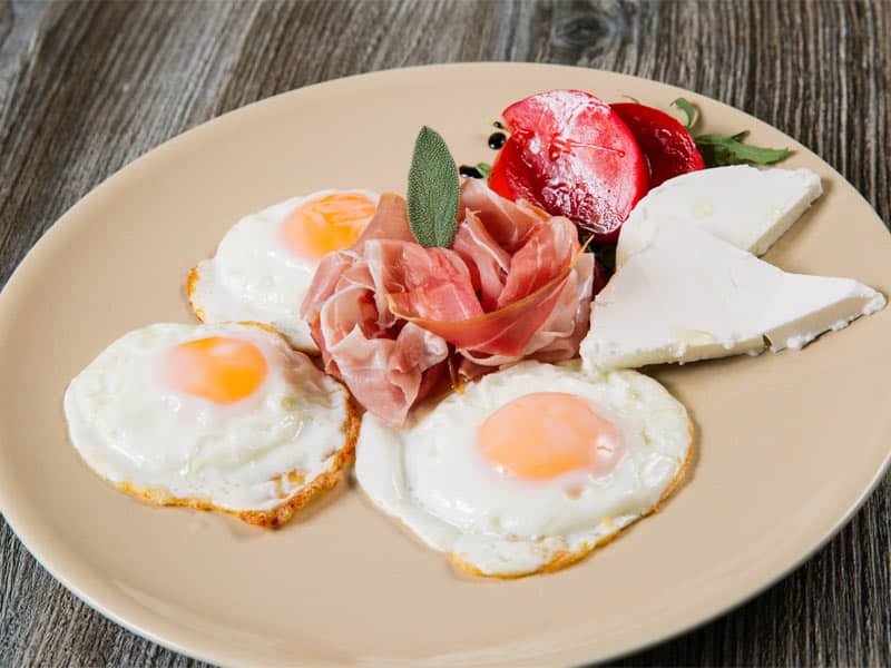 Fried eggs with prosciutto delivery